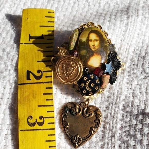 Sarah Jane Vintage Crafted Brooch - Picture 4 of 4